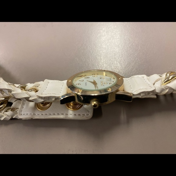 New watch never worn & watch tab still attached for new wear - Picture 2 of 6